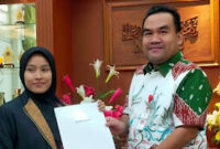 APRESIASI:
Bupati Arief Rohman saat memberikan apresiasi kepada Endang Susanti, Wisudawan Terbaik Institut Agama Islam Negeri (IAIN)
Kudus 2022.