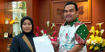 APRESIASI:
Bupati Arief Rohman saat memberikan apresiasi kepada Endang Susanti, Wisudawan Terbaik Institut Agama Islam Negeri (IAIN)
Kudus 2022.