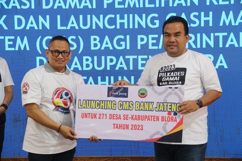 LUNCURKAN: Bupati Blora, Arief Rohman saat meluncurkan layanan Cash Management System (CMS) di Pendopo Rumah Dinas Bupati Blora, Minggu (18/6/2023).