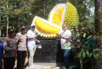 Launching: Bupati Blora Arief Rohman berfoto bersama di Kampung Durian di Tunjungan, Blora belum lama ini. 