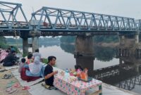 ASYIK: Warga nongkrong dan kulineran di bawah Jembatan Bojonegoro Blora, sesekali selfi ria dengan panorama alam bengawan dan jembatan.