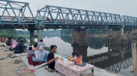 ASYIK: Warga nongkrong dan kulineran di bawah Jembatan Bojonegoro Blora, sesekali selfi ria dengan panorama alam bengawan dan jembatan.