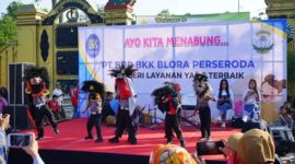 HIBUR: Anak-anak saat menghibur para pengunjung acara Car free day (CFD) dialun alun Blora Minggu (11/6/2023) yang dipelopori oleh PT. BPR BKK Blora dengan Yayasan Kemala Bhayangkari.