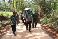 CEK LOKASI: Bupati Blora Arief Rohman saat meninjau hasil pembangunan TNI Manunggal Membangun Desa (TMMD) Sengkuyung tahap I tahun 2023 di Desa Tunjungan, Kecamatan Tunjungan, Blora Kamis (8/6/2023).