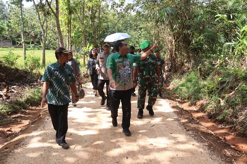 CEK LOKASI: Bupati Blora Arief Rohman saat meninjau hasil pembangunan TNI Manunggal Membangun Desa (TMMD) Sengkuyung tahap I tahun 2023 di Desa Tunjungan, Kecamatan Tunjungan, Blora Kamis (8/6/2023).