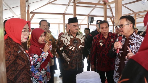 Anggota Komisi IX DPR RI: Edy Wuryanto (Tengah)