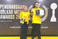 Berprestasi: Siswanto, saat menerima penghargaan sebagai Ketua DPD Partai Golkar Kabupaten/Kota Terpopuler di Indonesia dalam ajang Golkar Media Award 2023, Sabtu 10 Juni 2023 kemarin.