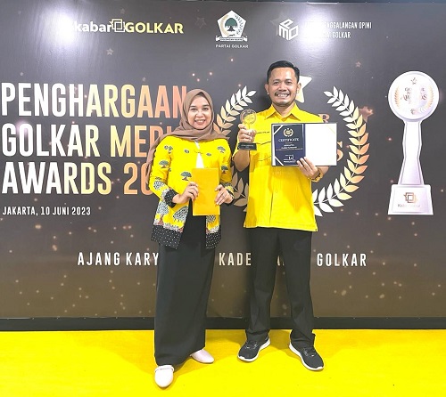 Berprestasi: Siswanto, saat menerima penghargaan sebagai Ketua DPD Partai Golkar Kabupaten/Kota Terpopuler di Indonesia dalam ajang Golkar Media Award 2023, Sabtu 10 Juni 2023 kemarin.