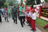 
KUNJUNGI: Bupati Blora Arief Rohman saat disambut anak-anak sekolah dalam penutupan TNI Manunggal Membangun Desa (TMMD) Sengkuyung tahap I tahun 2023 di Desa Tunjungan, Kecamatan Tunjungan, Blora Kamis (8/6/2023).
