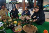 NIKMAT: Direktur Tata Kelola Destinasi dan Pariwisata Berkelanjutan Kemenparekraf/Baparekraf, Indra Ni Tua  bersama Bupati Arief Rohman saat menikmati kuliner sajian Kampung Samin Desa Wisata Sambongrejo, Kecamatan Sambong, Kabupaten Blora belum lama ini.