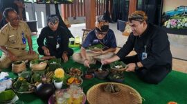 NIKMAT: Direktur Tata Kelola Destinasi dan Pariwisata Berkelanjutan Kemenparekraf/Baparekraf, Indra Ni Tua  bersama Bupati Arief Rohman saat menikmati kuliner sajian Kampung Samin Desa Wisata Sambongrejo, Kecamatan Sambong, Kabupaten Blora belum lama ini.