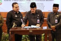 SETUJUI: Rancangan Peraturan Daerah tentang Perubahan APBD Kabupaten Blora Tahun Anggaran 2023 disetujui  bersama oleh Bupati Blora Arief Rohman dan Pimpinan DPRD, di Gedung DPRD Blora, Kamis (21/9/2023).