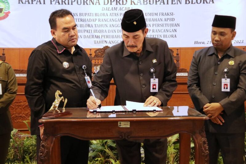 SETUJUI: Rancangan Peraturan Daerah tentang Perubahan APBD Kabupaten Blora Tahun Anggaran 2023 disetujui  bersama oleh Bupati Blora Arief Rohman dan Pimpinan DPRD, di Gedung DPRD Blora, Kamis (21/9/2023).