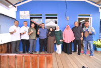 RESMIKAN: Director & COO Badak LNG Teten Hadi Rustendi saat meresmikan Rumah Tumini yang berada di Kelurahan Satimpo dan rumah Cicci Palala di Kelurahan Berbas Tengah.