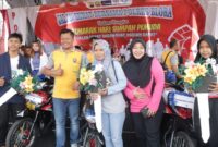 HADIAH UTAMA: Salah satu peserta menerima Hadiah Utama sepeda motor dalma acara Jalan Sehat yang digelar Polres Blora di Lapangan Kridosono Blora, Minggu 22/10/2023).