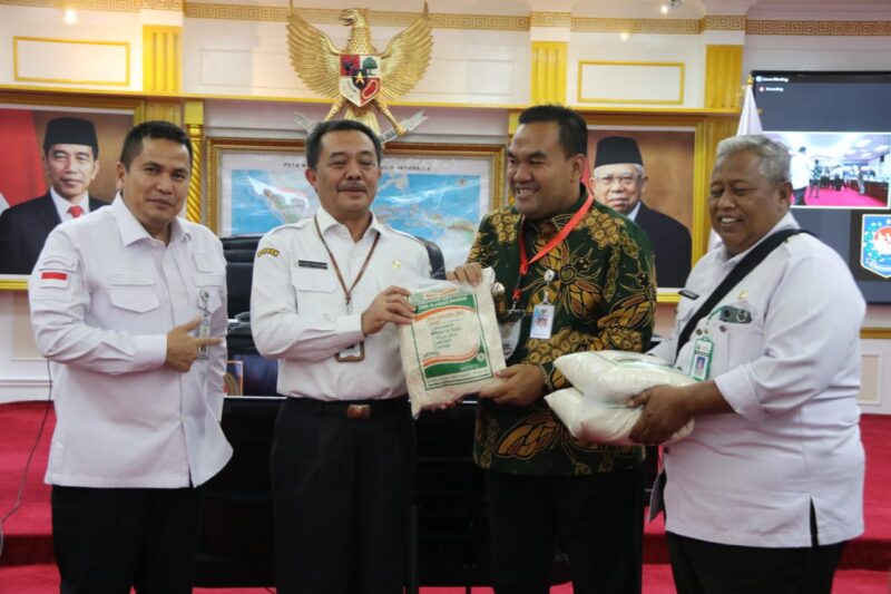 SERAHKAN: Bupati Arief Rohman saat menyerahkan beras organik di sela-sela seleksi presentasi Kepala Daerah dalam rangka penilaian penghargaan IGA 2023 di Aula Sidang Utama Kementerian Dalam Negeri, Rabu (28/9).