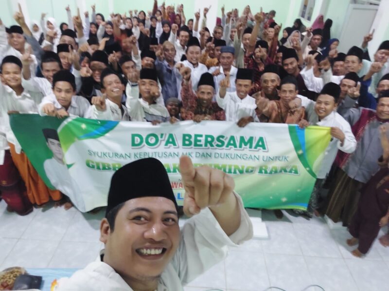 DEKLARASI: Ratusan santri dari Pondok Pesantren (Ponpes) Al Muslim di Desa Beganjing, Kecamatan Japah, Kabupaten Blora menggelar tasyakuran dan doa bersama mendukung Gibran Rakabuming Raka menjadi Calon Wakil Presiden Prabowo Subianto, Sabtu (21/10/2023).