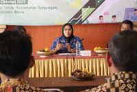 SAMPAIKAN: Wakil Bupati Blora, Tri Yuli Setyowati saat menghadiri sosialisasi pemanfaatan data sektoral untuk menunjang program pengentasan kemiskinan dalam rangka pembinaan Desa Cantik (Cinta Statistik) tahun 2023 di Pendopo Kantor Desa Tutup, Selasa (17/10).