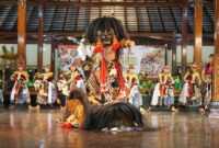 MEMUKAU: Barongan Risang Guntur Seto tampil memukau di Anjungan Jawa Tengah, Taman Mini Indonesia Indah (TMII) Jakarta, Minggu (1/10).