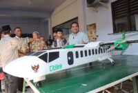 RAKIT: Ahman Brian Rozaki (16), siswa kelas 11 SMK Muhammadiyah 2 Cepu, Kabupaten Blora berhasil merakit miniatur Pesawat baling-baling Citilink jenis ATR 72.