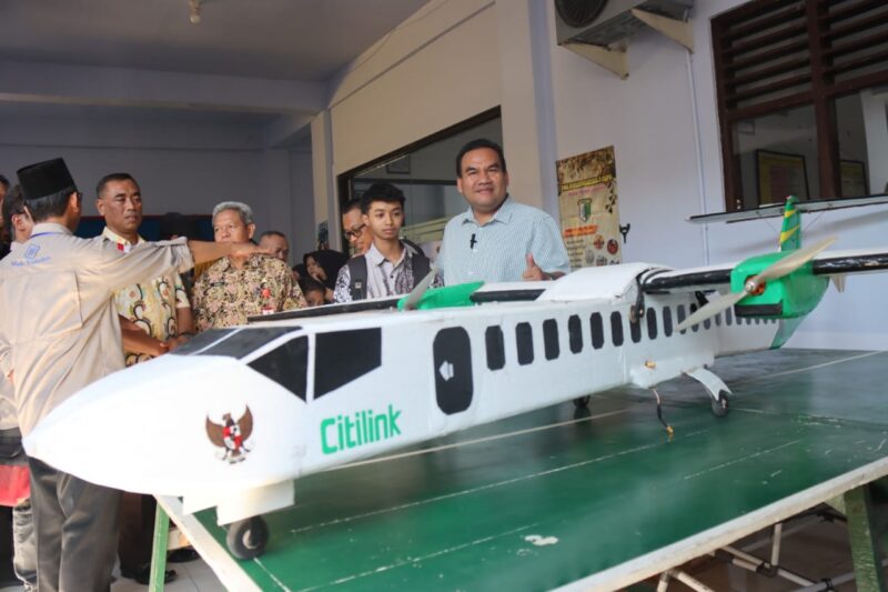 RAKIT: Ahman Brian Rozaki (16), siswa kelas 11 SMK Muhammadiyah 2 Cepu, Kabupaten Blora berhasil merakit miniatur Pesawat baling-baling Citilink jenis ATR 72.