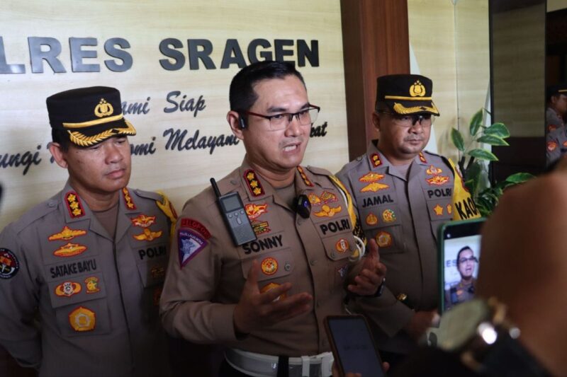 Dirlantas Polda Jateng Kombes Pol Sonny Irawan didampingi Kabidhumas Polda Jateng dan Kapolres Sragen saat pengecakan jalur di wilayah Sragen belum lama ini.