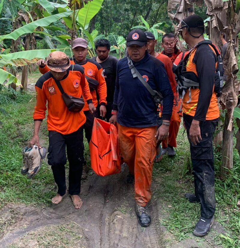 Evakuasi: Tim Gabungan dari BPBD Blora saat evakuasi jenazah pelajar laka air , Kamis (28/3/2024).