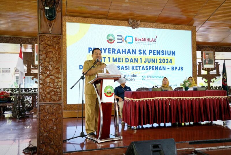 SAMPAIKAN: Bupati Arief Rohman saat menyampaikan pengajuan formasi CPNS dan PPPK di sela-sela penyerahan SK pensiun dan piagam penghargaan kepada Pegawai Negeri Sipil (PNS) di Lingkungan Pemkab Blora yang akan memasuki masa pensiun per TMT 1 Mei dan 1 Juni 2024, Senin (25/3/2024).