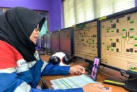 Seorang pekerja migas PT Pertamina Hulu Rokan (PHR), Ayu Putri Lestari, sedang melakukan video call dengan keluarganya di momen hari Idul Fitri 1445 H. Meskipun harus bekerja di hari raya, Ayu tak pupus semangat dalam berkontribusi untuk menjaga ketahanan energi.