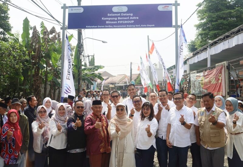 RESMIKAN: Jajaran direksi dan manajemen FIFGROUP serta Astra bersama Pemerintahan Kota Depok dan warga Kelurahan Duren Seribu usai Kick Off peresmian Kampung Berseri Astra (KBA) Binaan FIFGROUP, berlokasi di Kelurahan Duren Seribu, Kecamatan Bojongsari, Kota Depok pada Jumat, 1 Mei 2024.