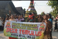 MERIAH: Acara sedekah bumi Desa Temulus, Kecamatan Randublatung, Kabupaten Blora berlangsung meriah. Total ada 23 gunungan sayuran diarak keliling kampung.