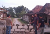 TUTUP: Aksi saling tutup akses jalan dengan cara menembok dengan Batu Kumbung menggemparkan media sosial. Kejadian ini terjadi di Desa Gabusan, Kecamatan Jati, Kabupaten Blora, Jawa Tengah.