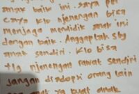 WASIAT: Sepucuk surat yang ditinggalkan orang tua bayi sebelum meninggalkan di emperan rumah warga Cepu, Blora, Jawa Tengah.