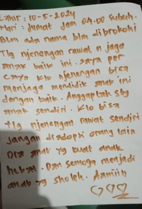 WASIAT: Sepucuk surat yang ditinggalkan orang tua bayi sebelum meninggalkan di emperan rumah warga Cepu, Blora, Jawa Tengah.