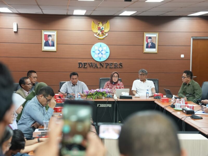 Dewan Pers dan seluruh komunitas pers dengan tegas menolak isi draf Rancangan  Undang-Undang Penyiaran. RUU ini merupakan inisiatif DPR yang direncanakan untuk menggantikan UU nomor 32 Tahun 2002 tentang Penyiaran.