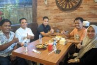 Ketua DPD Partai Golkar Blora Siswanto (Pojok Kanan) saat acara makan-makan belum lama ini