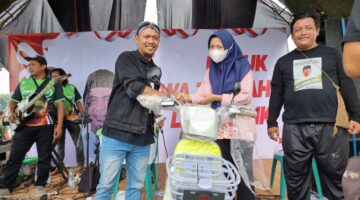 Salah satu peserta Jalna Sehat menerima hadiah Sepeda Listrik