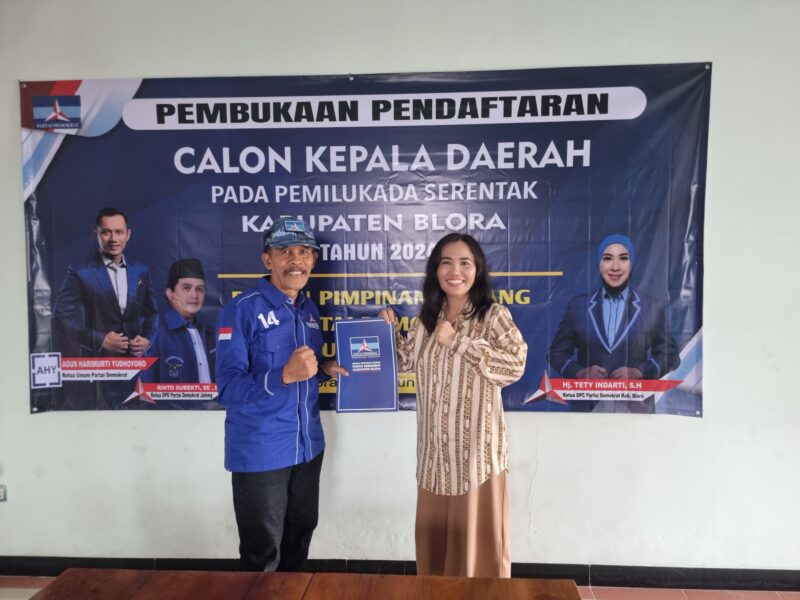 MENYERAHKAN: Sri Enik, pengusaha Properti sekaligus politisi Partai Golkar saat menyerahkan formulir pendaftaran Bakal Calon Bupati (Bacabup) Blora kepada Sekretaris DPC Partai Demokrat Blora, Bambang Sulistya Senin (10/6/2024). 