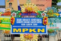 
UNIK: Salah satu karangan bunga bertuliskan Korupsi Honor Narsum DPRD Ojo Adem Lho yang dikirim oleh Masyarakat Pengawas Keuangan Negara (MPKN) Blora.
