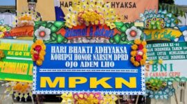 
UNIK: Salah satu karangan bunga bertuliskan Korupsi Honor Narsum DPRD Ojo Adem Lho yang dikirim oleh Masyarakat Pengawas Keuangan Negara (MPKN) Blora.
