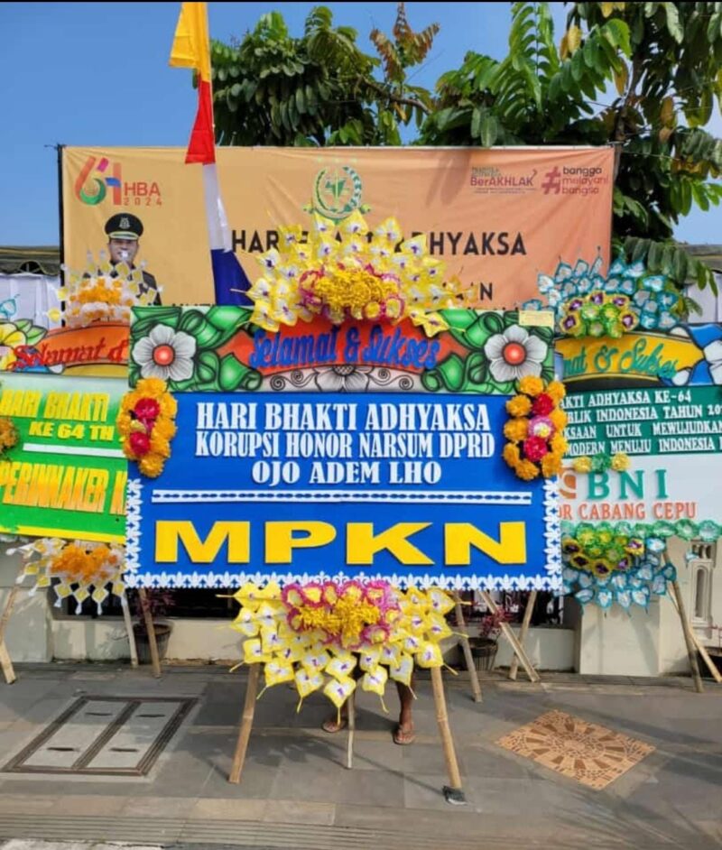 
UNIK: Salah satu karangan bunga bertuliskan Korupsi Honor Narsum DPRD Ojo Adem Lho yang dikirim oleh Masyarakat Pengawas Keuangan Negara (MPKN) Blora.
