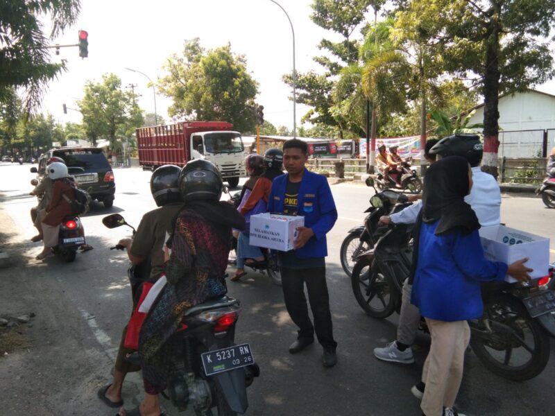 PEDULI: Pengurus Cabang (PC) Pergerakan Mahasiswa Islam Indonesia (PMII) Kabupaten Blora menggelar aksi galang koin peduli Bank Blora Artha di pertigaan lampu merah Kejaksaan Negeri Blora, Rabu (10/06/2024)