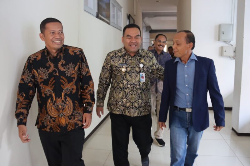 SESARENGAN: Rektor Undip, Prof. Dr. Suharnomo bersama Bupati Arief Rohman di sela-sela penandatanganan kesepakatan kerjasama antara Pemkab Blora dengan Undip dilakukan di Lt. 2. Gedung Rektorat  Universitas setempat, Kamis (11/7/2024).