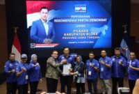 REKOMENDASI: Ketua Umum Partai Demokrat Agus Harimurti Yudhoyono (AHY) serahkan surat rekomendasi kepada pasangan Arief Rohman dan Sri Setyorini di Kantor Dewan Pimpinan Pusat (DPP) Partai Demokrat Jakarta, Kamis malam (8/8/2024).